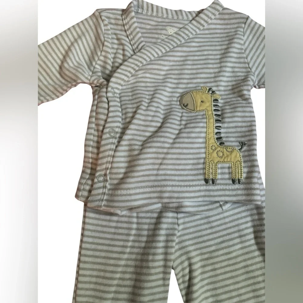Carters 2 Baby Outfit with Giraffe Patch size:3-6